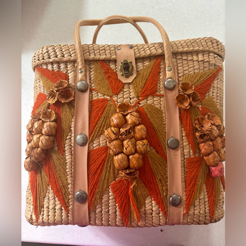Straw vacation beach travel handmade bag with beautiful detail